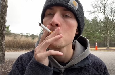 Лечение зависимости от табакокурения в Нерехте Мужчина с сигаретой делает затяжку