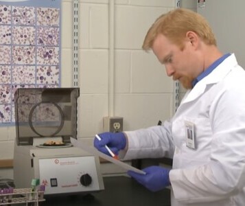 Клиника лечения наркозависимости в Нерехте Врач в кабинете клиники